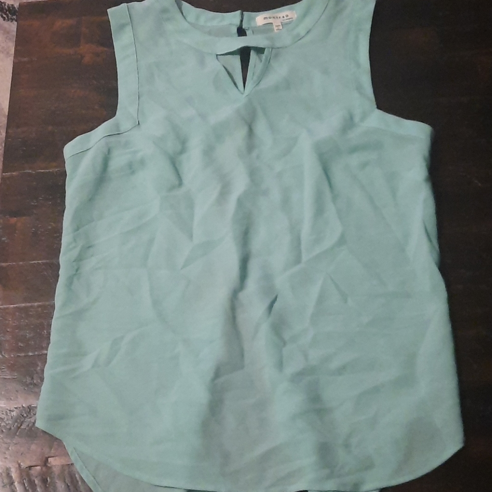 Sleeveless‎ blouse